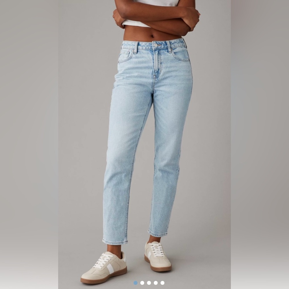 AE Strigid Mom Jeans Blue Breeze Light Wash Size 4 High Rise Denim